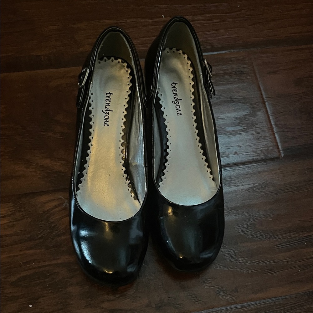 Vintage early 2000’s, black buckled kitten heel / Maryjane vibe.